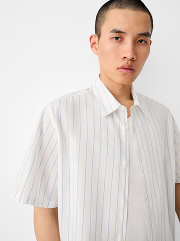Bershka Comfort Fit Skjorte i hvid