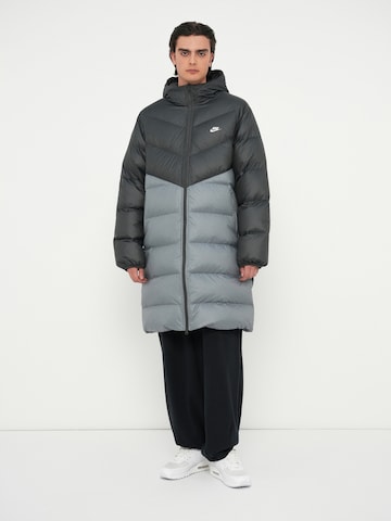 Nike Sportswear Зимнее пальто 'WINDRUNNER STMNT' в Серый: спереди