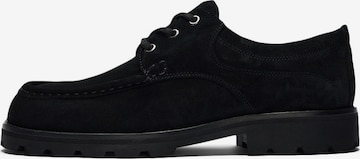 SELECTED Snøresko i sort: forside