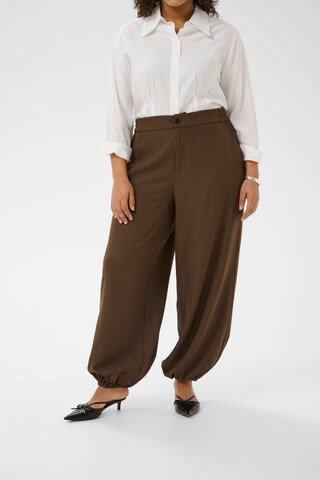 Effilé Pantalon 'KCYasmina' KAFFE CURVE en marron : devant