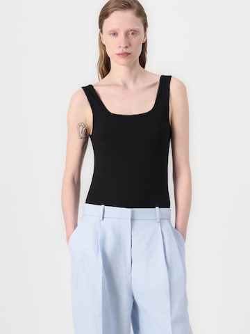 Top de la TOMMY HILFIGER pe negru