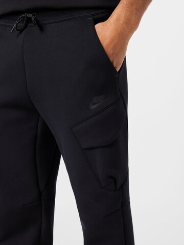 Nike Sportswear Slimfit Housut 'UTILITY' värissä musta