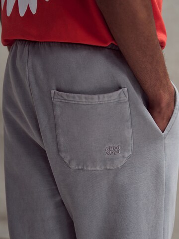 ABOJ ADEJ - Tapered Pantalón 'Tafari' en gris