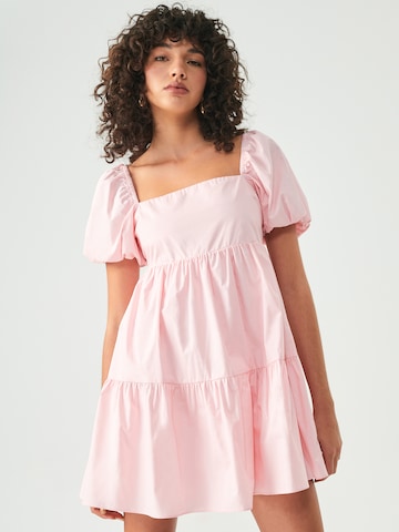 St MRLO - Vestido de verano 'BRODI' en rosa: frente