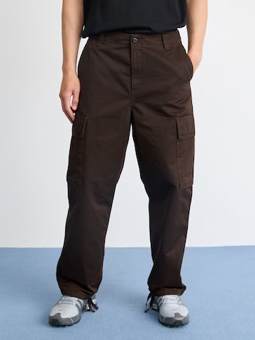 Carhartt WIP - Regular Calças cargo 'Kade' em castanho: frente