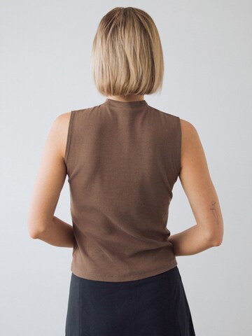 Top di Honest Basics in marrone