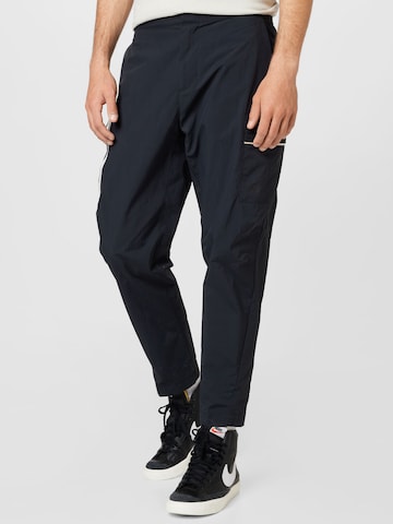 Nike Sportswear Дънки Tapered Leg Карго панталон в черно: отпред