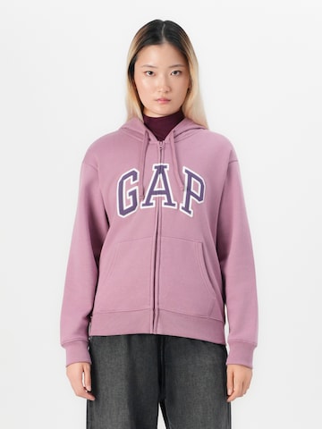 GAP Collegetakki 'HERITAGE' värissä lila: etupuoli