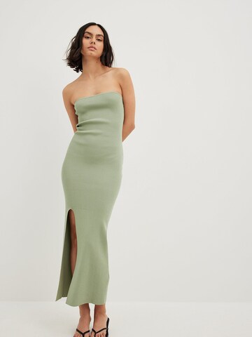 NA-KD Knitted dress in Green: front
