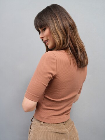 A LOT LESS - Camiseta 'Mirja' en marrón
