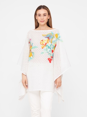 TOOche Cape 'Dream' in White: front