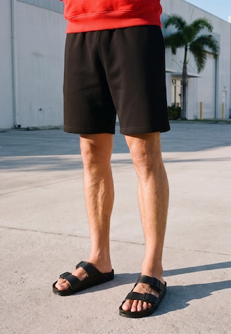 Urban Classics Regular Broek 'Essential' in Zwart