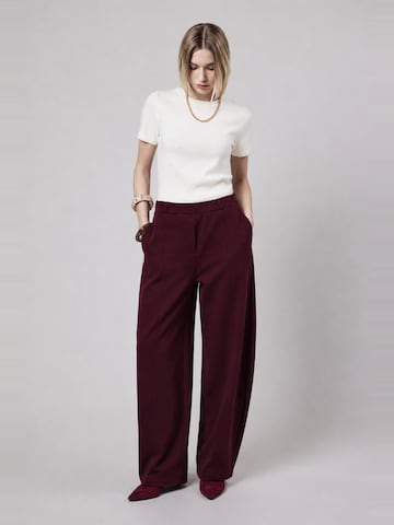 OWN Off With NatureBaggy Hlače 'Pantalone Barrel in Interlock Burgundy' - crvena boja