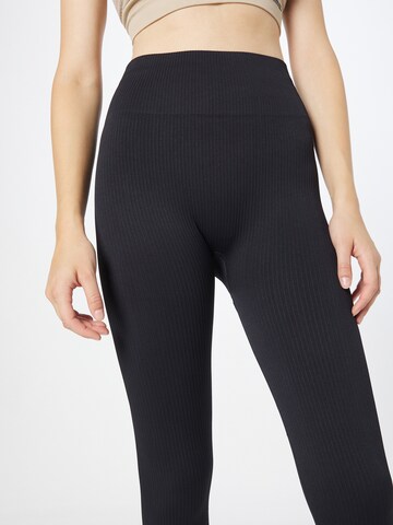 Skinny Pantaloni sportivi di Röhnisch in nero