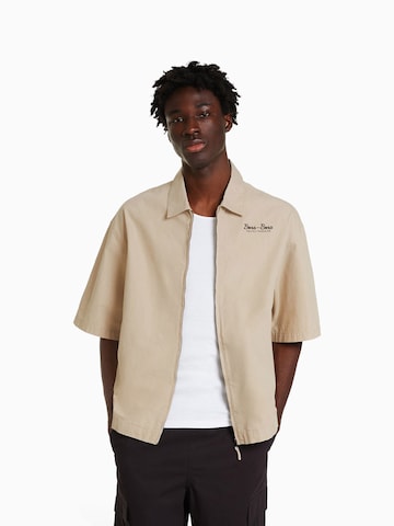 Bershka Comfort fit Overhemd in Beige: voorkant