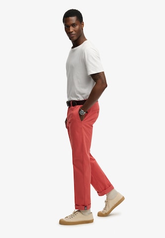 Regular Pantalon chino 'Premium' Superdry & Co en rouge