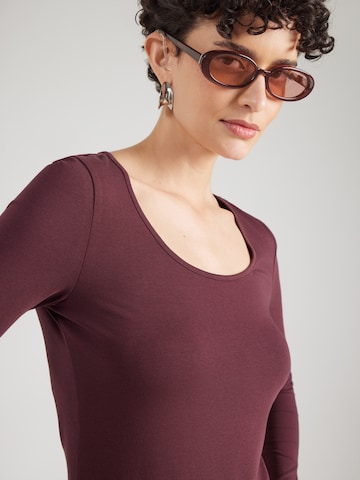 Tricou 'VMMAXI' de la VERO MODA pe roșu