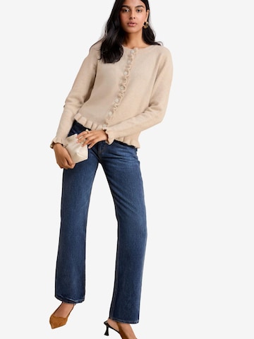 Geacă tricotată de la Friends Like These pe bej: față