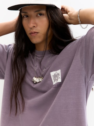 Pull&Bear Koszulka 'Rogue Tribe' w kolorze fioletowy