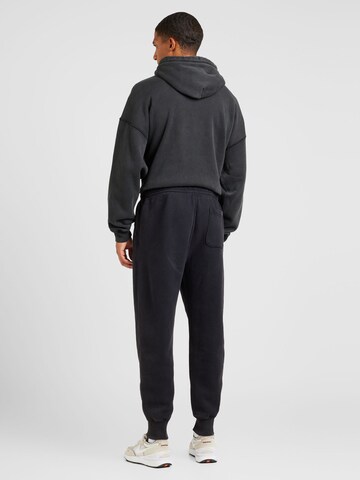 Abercrombie & Fitch Tapered Housut 'ESSENTIAL' värissä musta