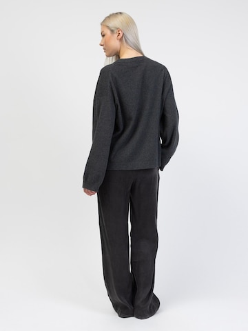 BROKE + SCHÖN Sweater in Grey