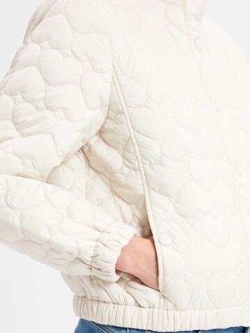 Marie Lund Between-season jacket in White