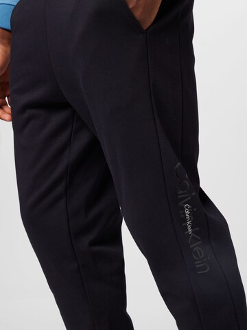 Tapered Pantaloni de la Calvin Klein Sport pe negru