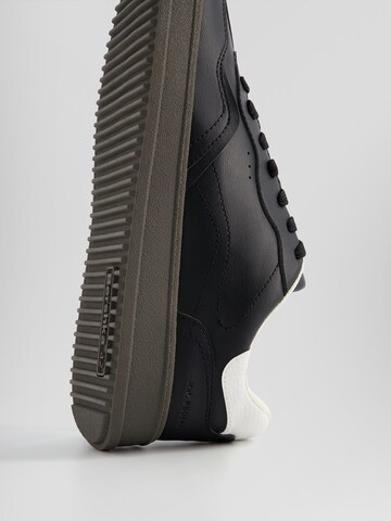 Sneaker bassa di Bershka in nero