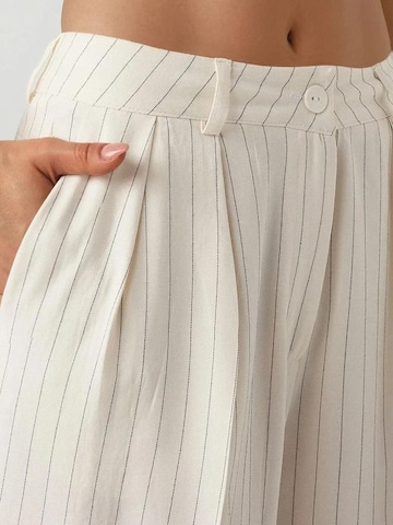 Wide leg Pantaloni con piega frontale di Hiccup in beige