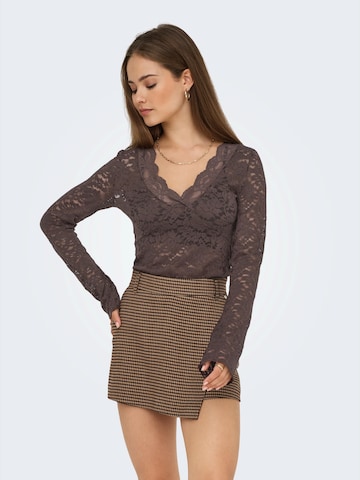 ONLY - Camiseta 'ONLNikka' en marrón: frente