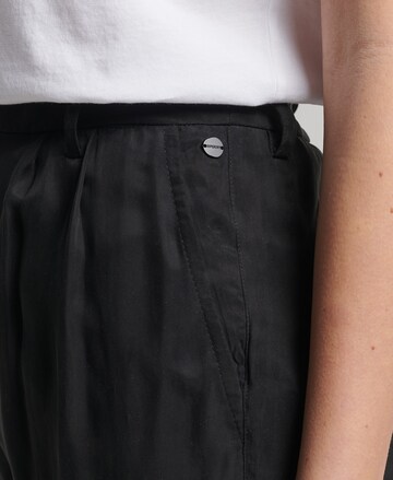 Superdry Regular Shorts in Schwarz