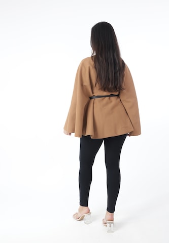 Elara Cape in Beige