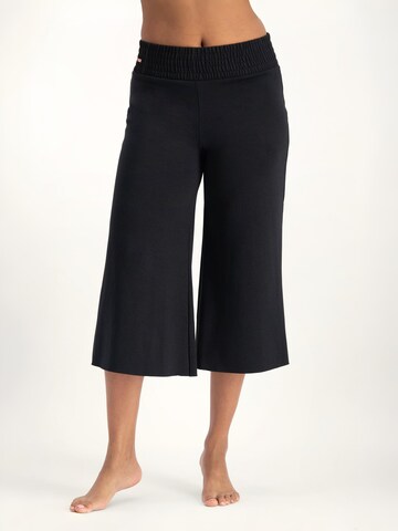 Urban Goddess Yoga & Activewear Loosefit Sporthose 'Flow Yoga und Pilates Capri' in Schwarz: Vorderseite