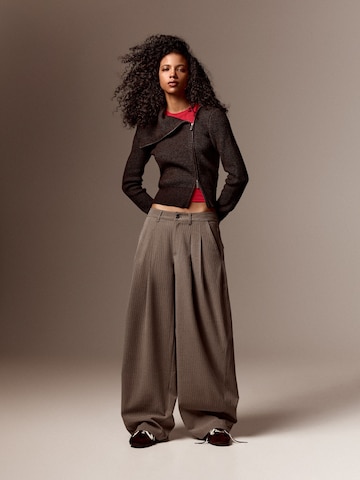 Barrel Pantalon à pince Bershka en marron : devant