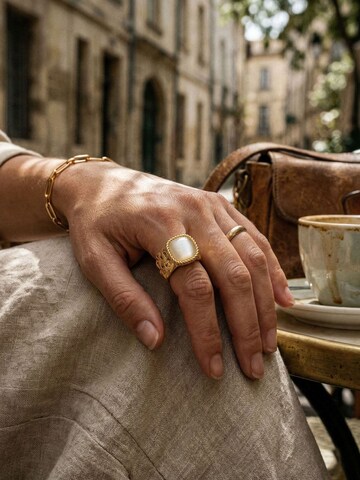 Nemomatheo Ring 'Royal Cushion – Statement-Ring mit Rautenmuster' in Gold