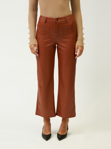 Flared Pantaloni di Influencer in marrone: frontale