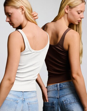 Top de la Bershka pe maro