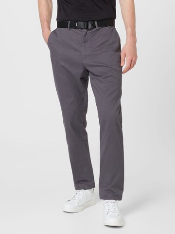 Coupe slim Pantalon chino Calvin Klein en gris : devant