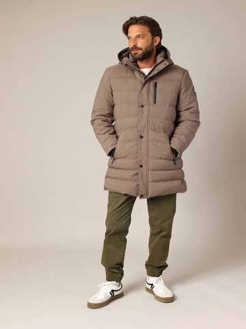 Veste d’hiver 'Chirolong' Deeluxe en marron : devant