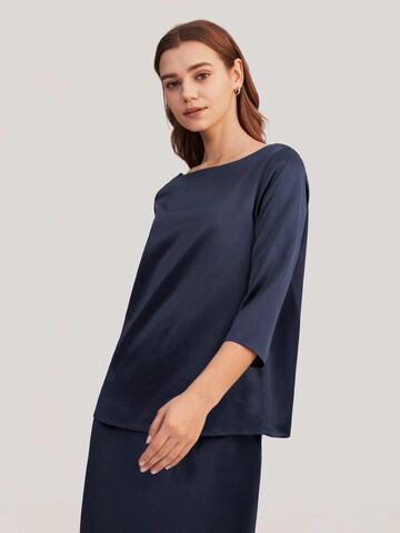 Lilysilk Blouse '3/4 Ärmel Seidenbluse mit Boot-Hals' in Blauw