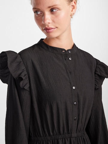 Rochie tip bluză 'SIRASI' de la PIECES pe negru