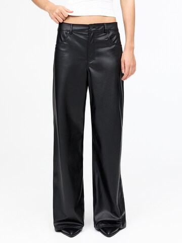 Pull&Bear Wide leg Trousers in Black: front
