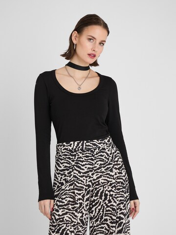 Guido Maria Kretschmer Women - Camiseta 'Luisa' en negro: frente