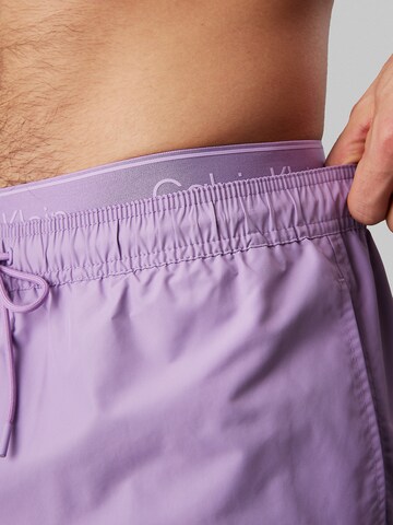Calvin Klein Swimwear Badeshorts 'Meta Legacy' in Lila