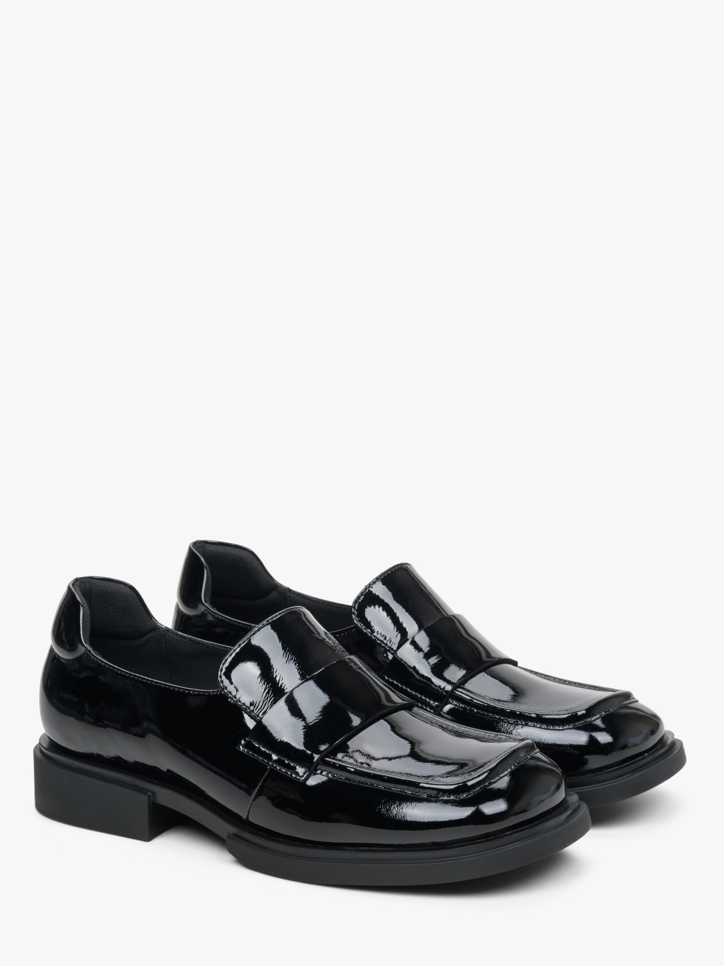 Estro Classic Flats in Black