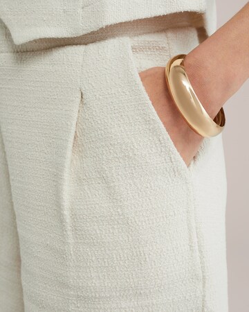 WE Fashion Regular Pleat-front trousers in Beige
