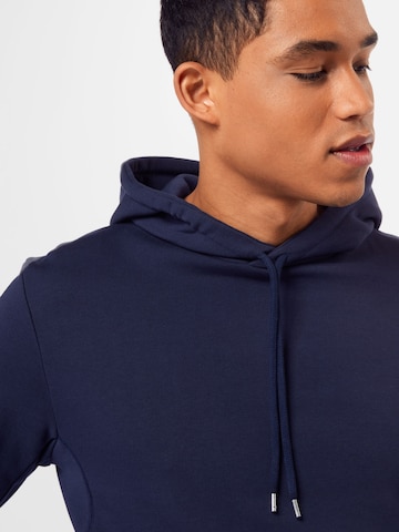 Sweat-shirt 'Jones' By Garment Makers en bleu