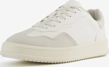 Sneaker bassa di Bershka in bianco: frontale