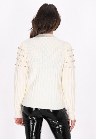 Pullover di faina in bianco