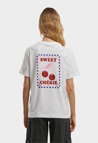 Miss Tee Tričko 'Sweet Cherie Stamp' – bílá: přední strana